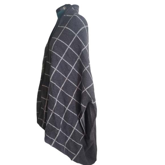 ST. John Wool Poncho With Lamb Leather Trim. - Picture 4 of 11